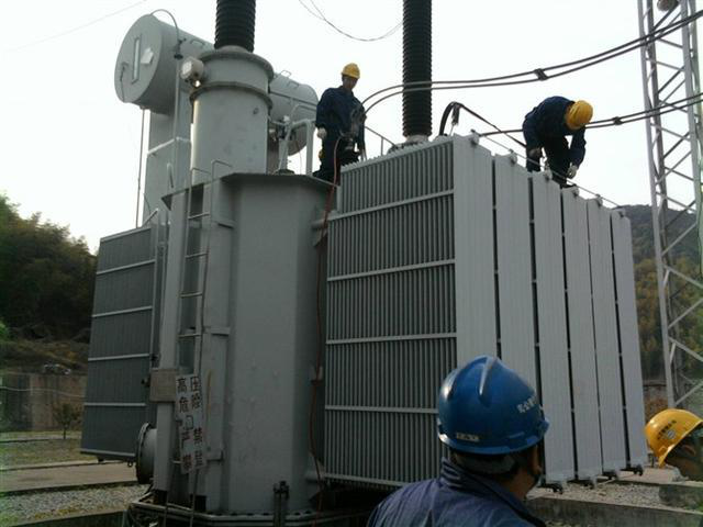 作業(yè)人員安全保護繩系在安全水平保護繩上，確保在變壓器本體上移動始終不會失去保護。